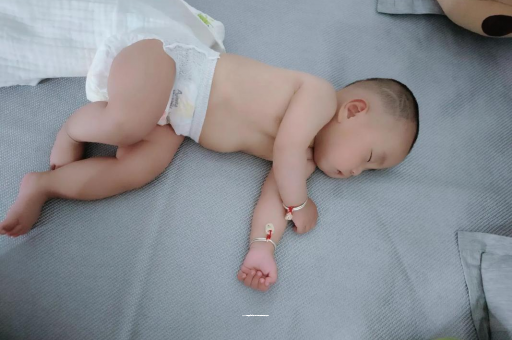 万宁三个月宝宝抬头不稳